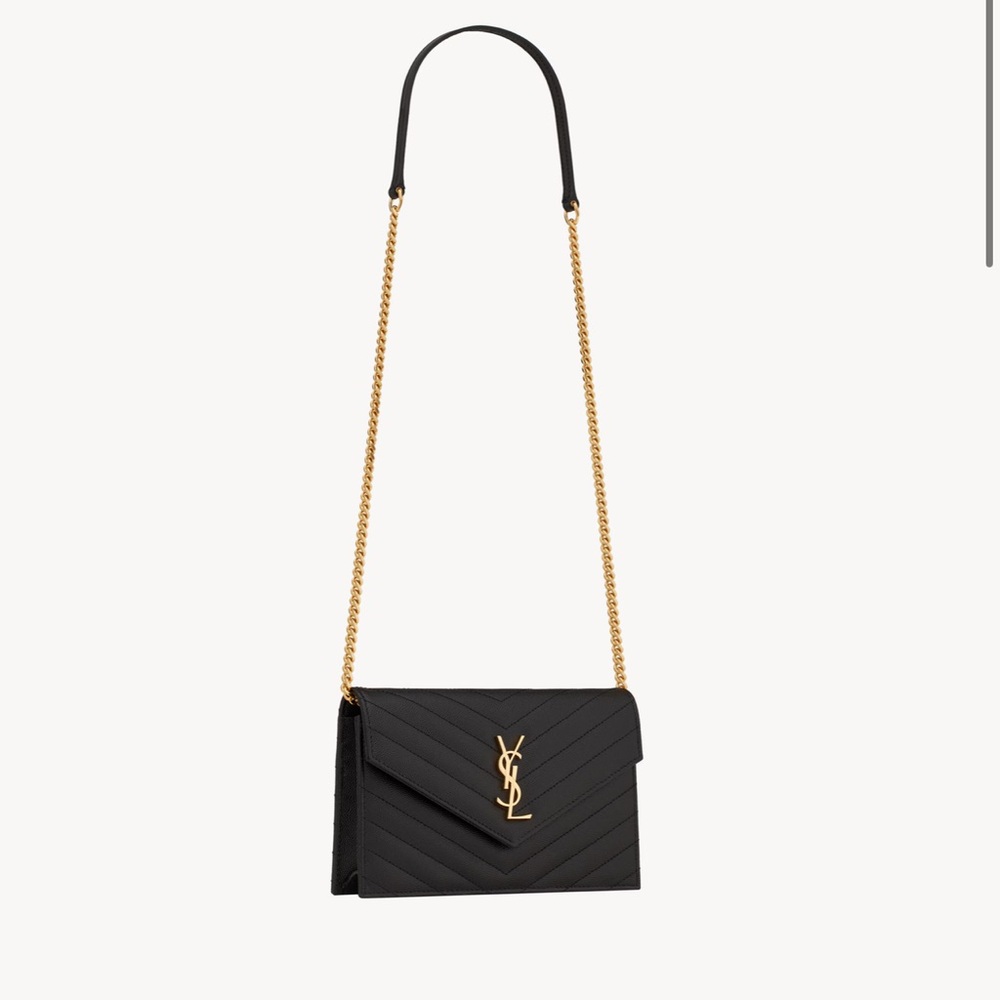 CASSANDRE ENVELOPE CHAIN WALLET IN GRAIN DE POUDRE LEATHER